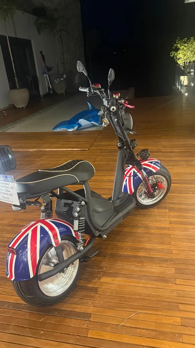 Scooter elétrica preta estacionada